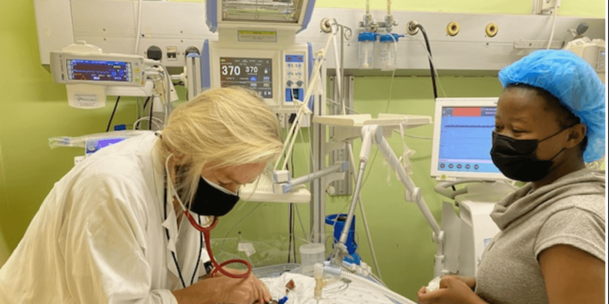 BARNELEGE BRITT NAKSTAD (TIL VENSTRE) SER HVORDAN HETE PÅVIRKER MØDRE OG NYFØDTE PÅ SYKEHUSET PRINCESS MARINA HOSPITAL I GABORONE BOTSWANA DER HUN JOBBER.