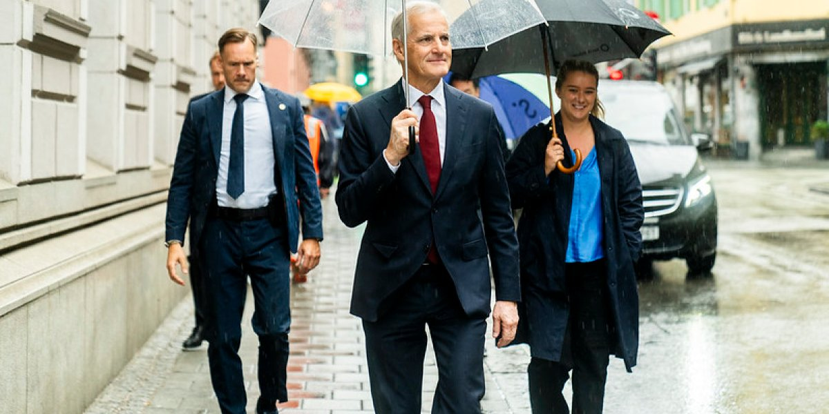 Jonas Gahr Støre med paraply