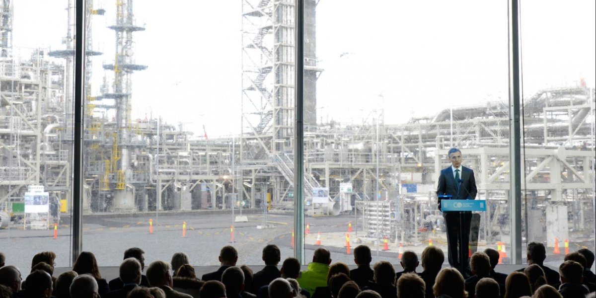 DAVÆRENDE STATSMINISTER JENS STOLTENBERG ÅPNET TESTSENTERET PÅ MONGSTAD I 2012. KARBONFANGST OG LAGRING ER HELT NØDVENDIG FOR Å BEGRENSE OPPVARMINGEN TIL TO GRADER, MEN TEKNOLOGIEN ER FORTSATT PÅ UTVIKLINGSSTADIET. FOTO: TCMDA.COM