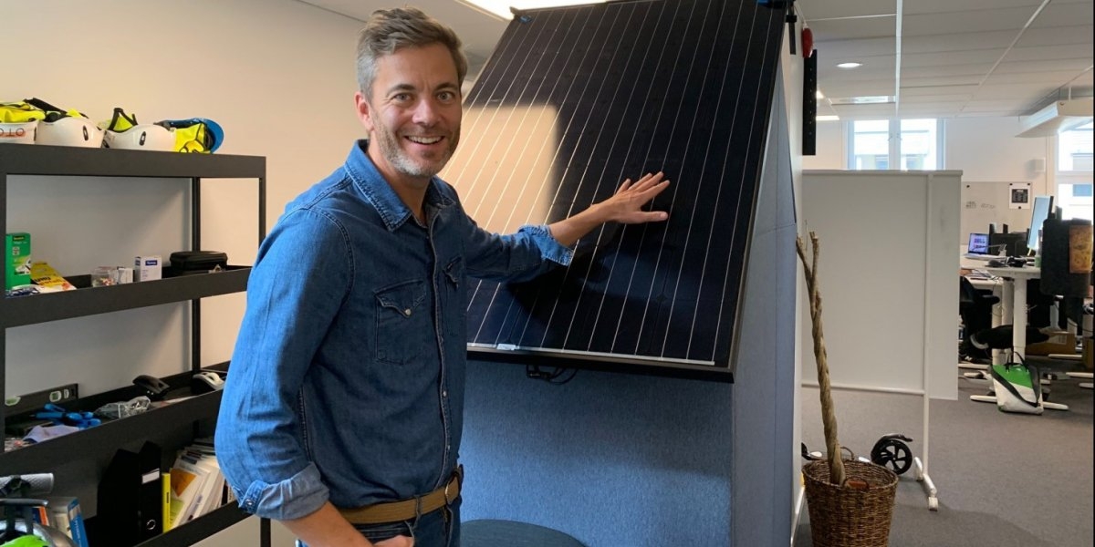 sjefen for Otovo ved et solcellepanel